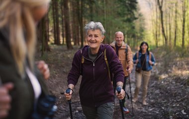 So wandern Sie sorgenfrei - Tipps für Senioren