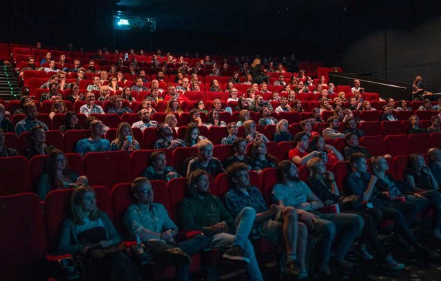 Kino und Theater helfen gegen Altersdepression