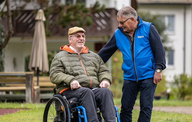Max Wettstein freut sich über die Begegnung mit TIXI Fahrer Max Baumann.