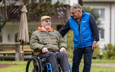 Max Wettstein freut sich über die Begegnung mit TIXI Fahrer Max Baumann.