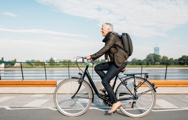 Gelenke fit halten durch kreative Alltagsübungen