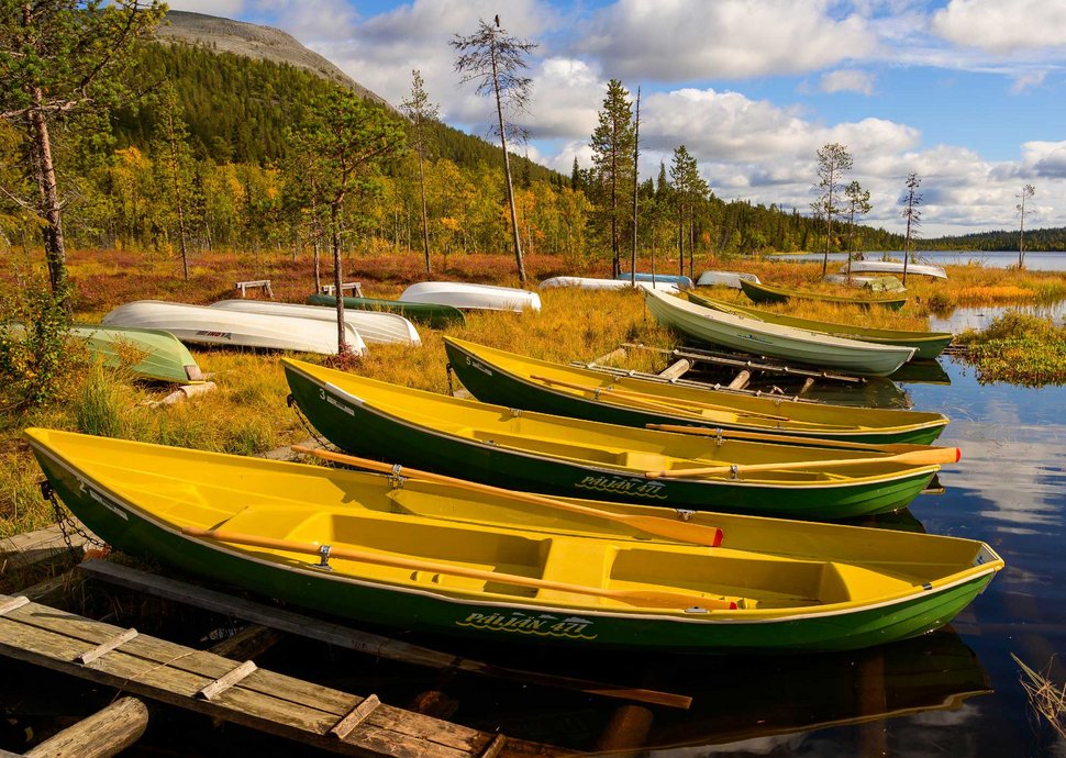 Boote auf dem herbstlichen Kesänkijärvi