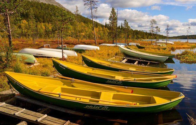 Boote auf dem herbstlichen Kesänkijärvi