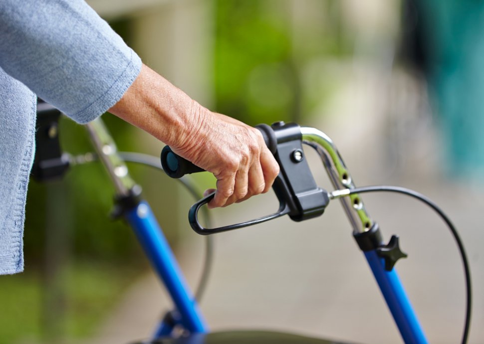 Senior mit Rollator Senior mit Rollator