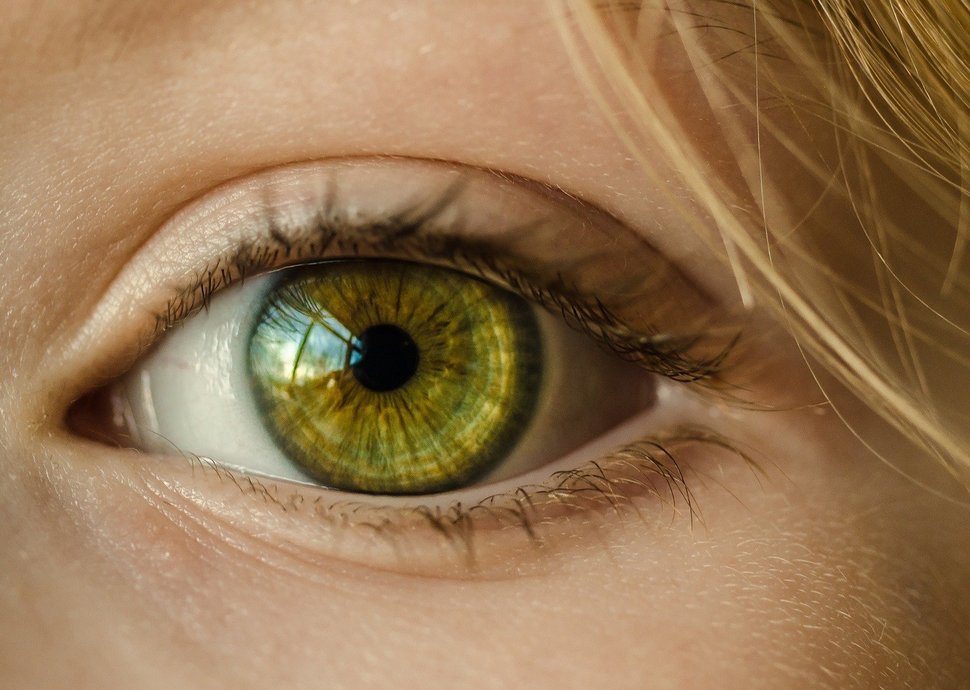 Gleitsichtlinsen können die richtige Lösung bei Alterssichtigkeit sein.