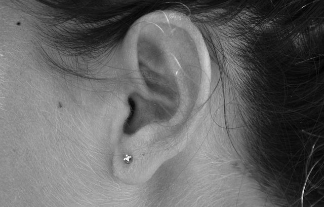 Das Ohrgeräusch des Tinnitus kann entnervend sein.