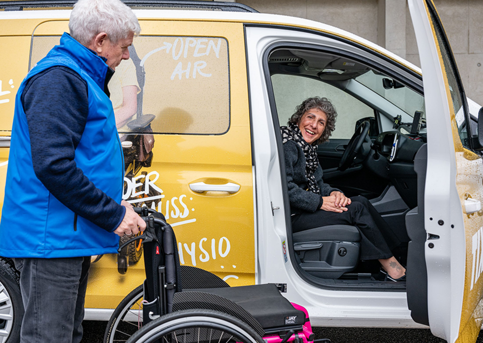 Beim Umsteigen in den Rollstuhl bietet Fahrer Marco Maeder Unterstützung.