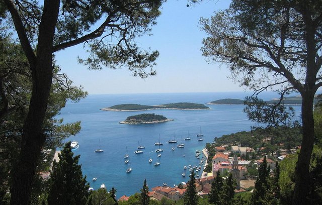 Mit dem Boot Kroatiens Inselwelt erkunden. 