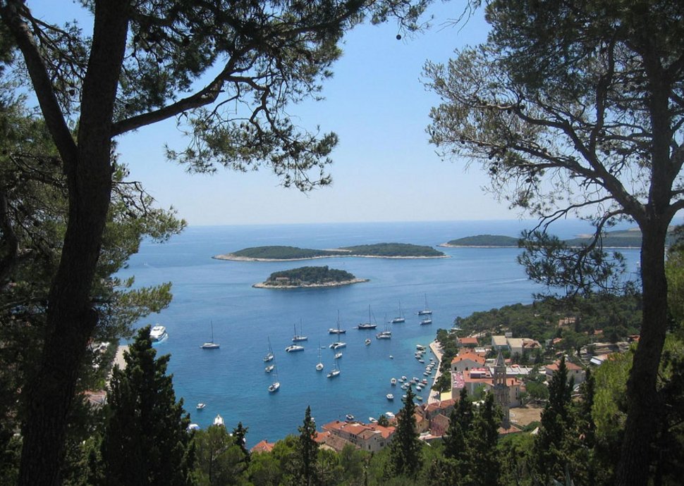 Mit dem Boot Kroatiens Inselwelt erkunden. 