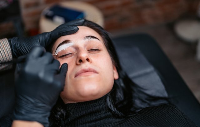 Augenbrauen formen: Mehr Ausdruck fürs Gesicht