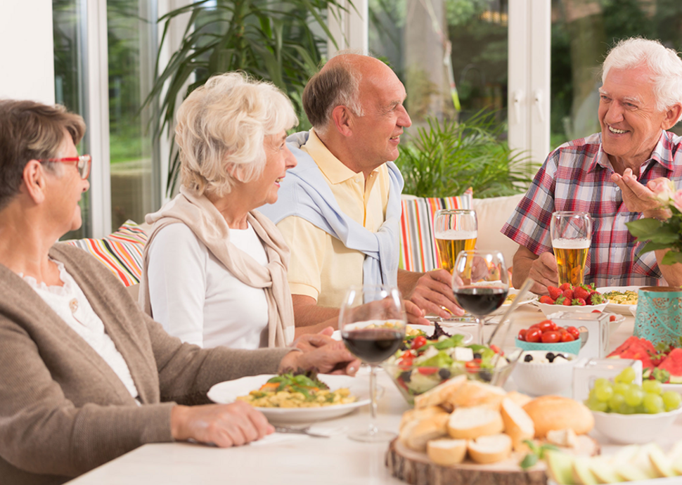 50plus Gruppe beim gemeinsamen Essen