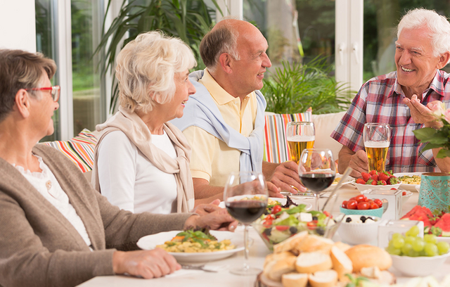 50plus Gruppe beim gemeinsamen Essen