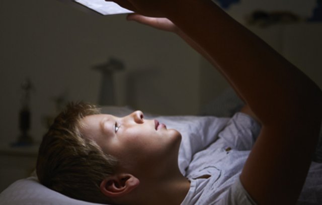 Wie Bildschirme den Schlaf beeinträchtigen können