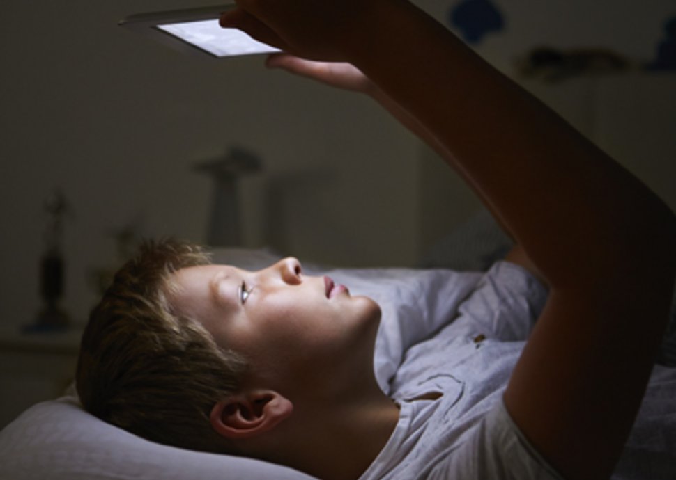 Wie Bildschirme den Schlaf beeinträchtigen können