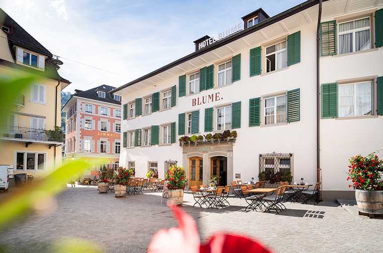 Aussenansicht BLUME. Kurplatz. | Fotografin: Sabrina Golob. Bildrechte. BLUME. Baden Hotel & Restaurant.