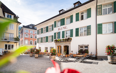 Aussenansicht BLUME. Kurplatz. | Fotografin: Sabrina Golob. Bildrechte. BLUME. Baden Hotel & Restaurant.