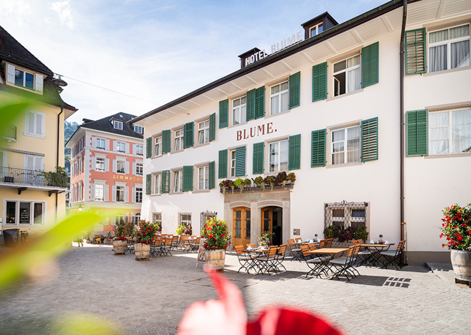 Aussenansicht BLUME. Kurplatz. | Fotografin: Sabrina Golob. Bildrechte. BLUME. Baden Hotel & Restaurant.