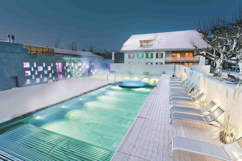 Aussenbecken mit Whirlpool im Thermi spa