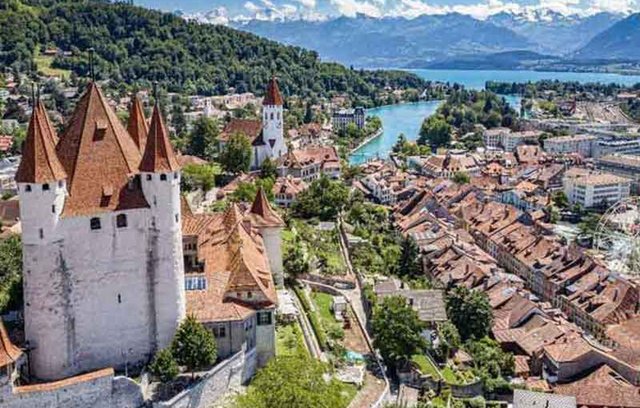 Majestätischer Blick über Stadt und See