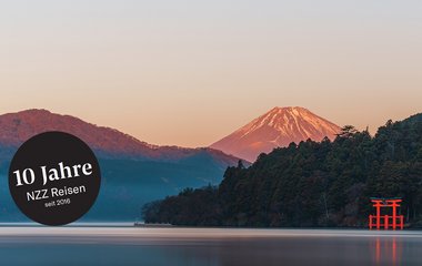Rotes Torii von Miyajima mit Mount Fuji im Hintergrund | © Adobe Stock