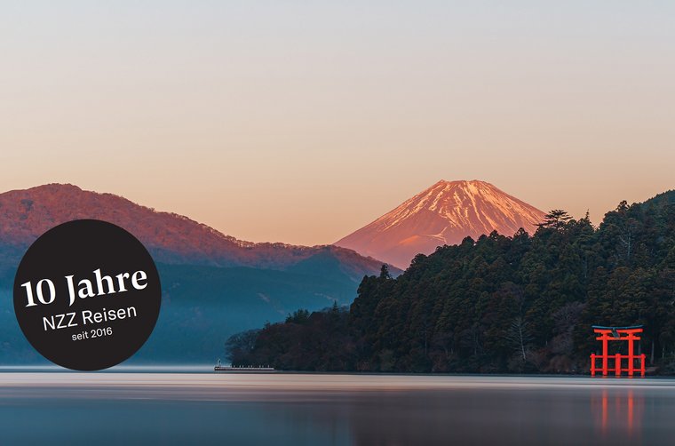 Rotes Torii von Miyajima mit Mount Fuji im Hintergrund | © Adobe Stock