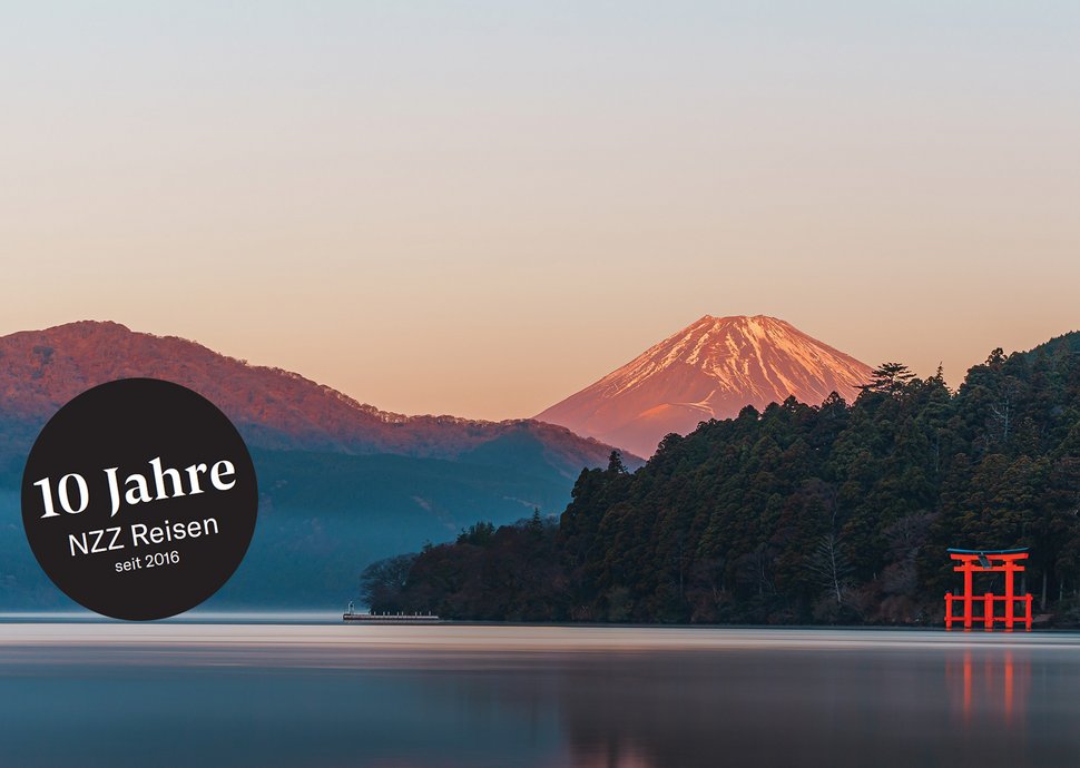 Rotes Torii von Miyajima mit Mount Fuji im Hintergrund © Adobe Stock