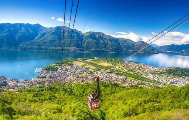 Eine atemberaubende Aussicht schon während der Fahrt mit der Luftseilbahn 