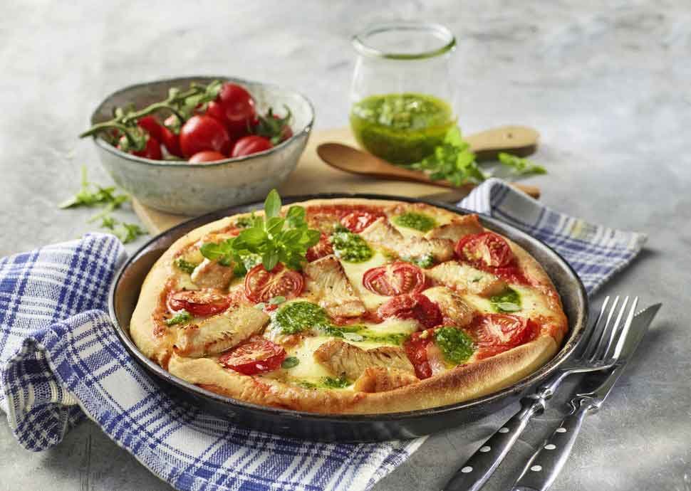 Pan-Pizza mit Putenstreifen und Büffelmozzarella