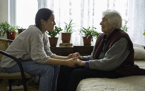 Pflegefall Eltern: Diese Schritte helfen Ihnen