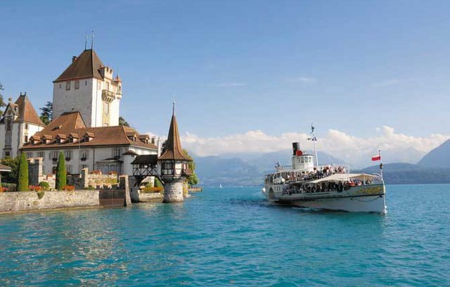 Traumschloss am Ufer des Thunersees