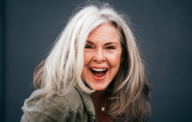 Graue Haare mit Stil – Mut zur Natürlichkeit