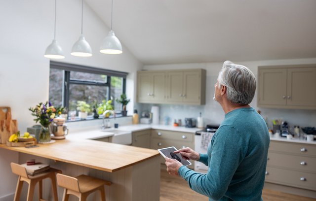 Smart wohnen im Alter: Wenn Ihr Zuhause für Sie mitdenkt