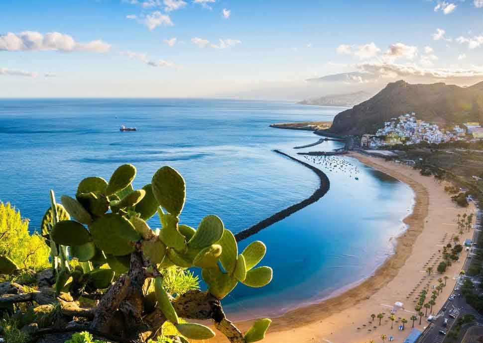 Die Vulkaninsel Teneriffa mit Sandstränden und malerischen Fischerdörfern.