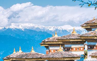 Dochula-Pass in Bhutan, Druk Wangyal Chortens «Stupas», im Hintergrund schneebedeckte Bergkette des Himalaya | © GettyImages  