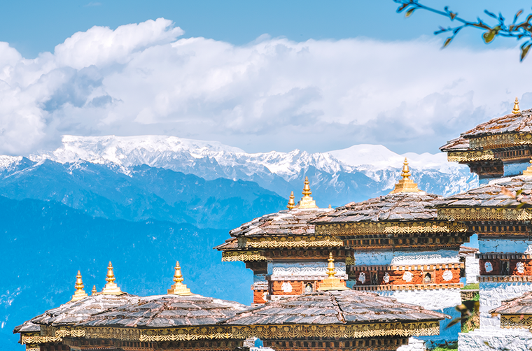 Dochula-Pass in Bhutan, Druk Wangyal Chortens «Stupas», im Hintergrund schneebedeckte Bergkette des Himalaya | © GettyImages  