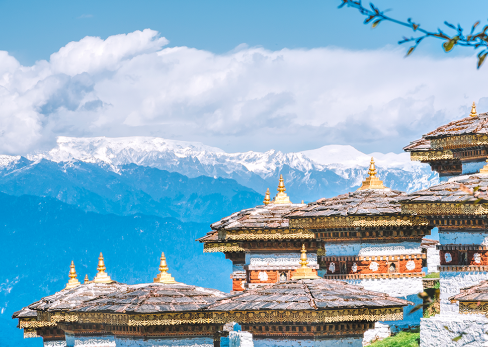 Dochula-Pass in Bhutan, Druk Wangyal Chortens «Stupas», im Hintergrund schneebedeckte Bergkette des Himalaya | © GettyImages  