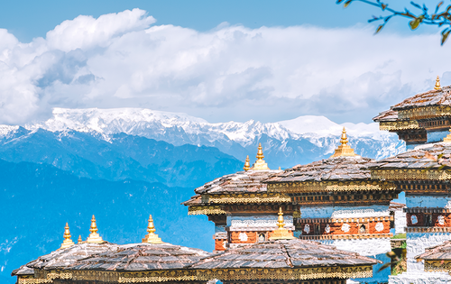 Dochula-Pass in Bhutan, Druk Wangyal Chortens «Stupas», im Hintergrund schneebedeckte Bergkette des Himalaya | © GettyImages  