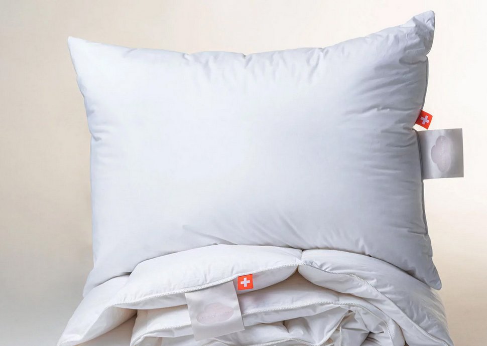 Neben der richtigen Matratze spielen auch Decke und Kopfkissen für den gesunden Schlaf im Alter eine wichtige Rolle. 