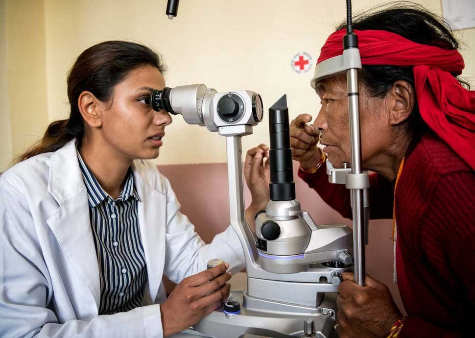 Dr. Namrata Gupta untersucht das frisch operierte Auge.