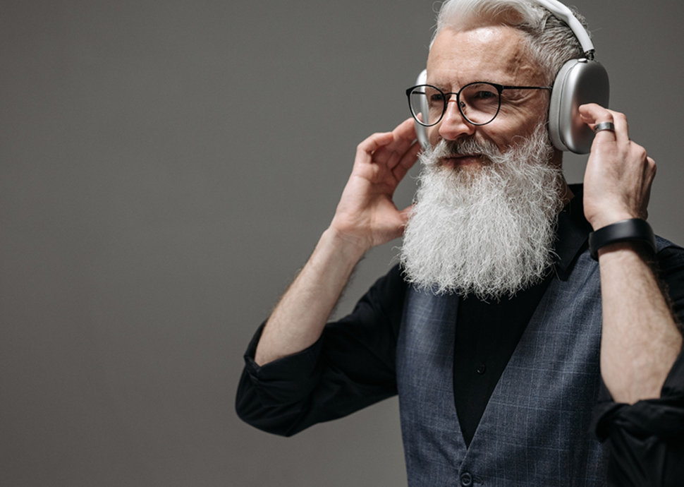 Älterer Mann mit Kopfhörern – bewusst hören, Gehör schützen.