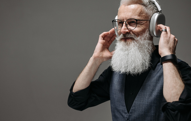 Älterer Mann mit Kopfhörern – bewusst hören, Gehör schützen.