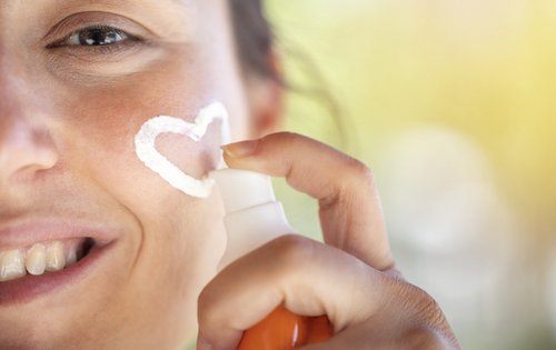 Sonnencreme an den Händen