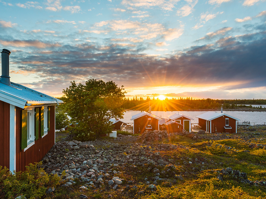 Schwedisches Ferienhaus im warmen Sonnenuntergang